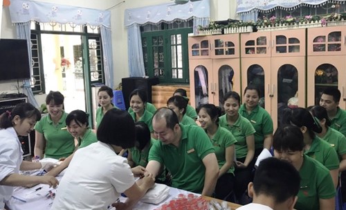 Trường mầm non Hoa Sen tổ chức khám sức khỏe định kỳ cho CBGVNV